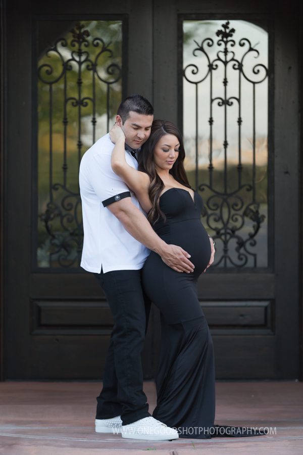 maternity pictures husband and wife