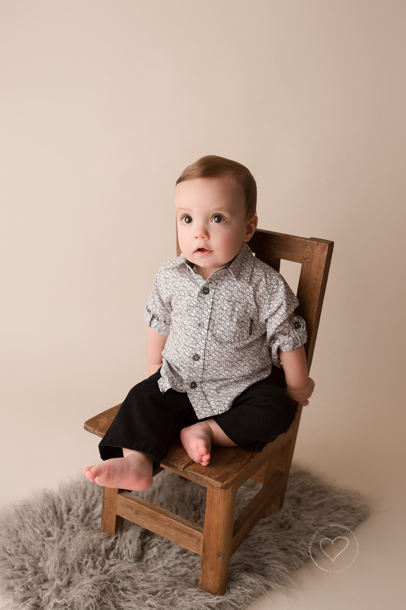 Fresno baby photographer, 9 months, sitting in brown chair