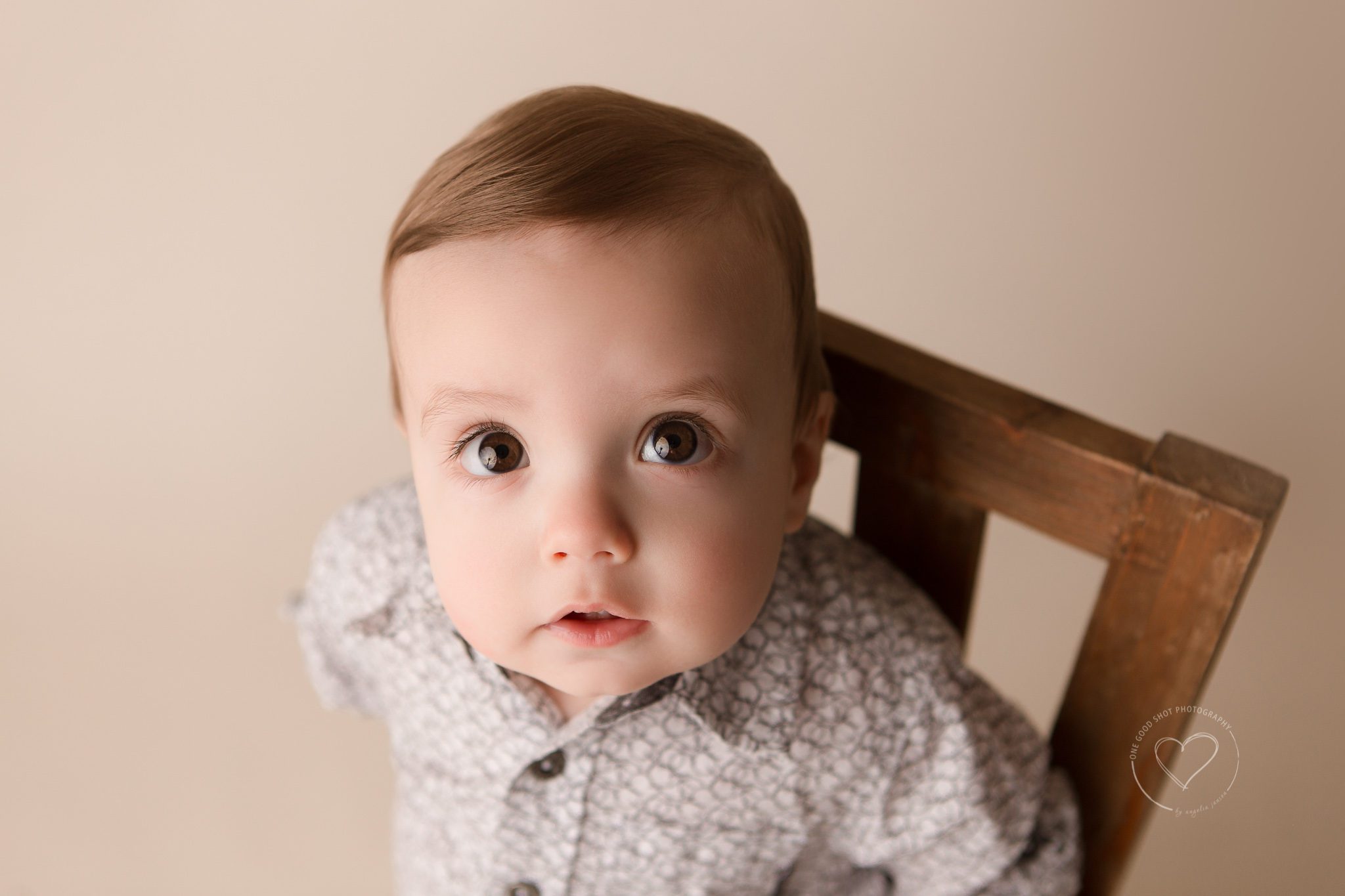 Fresno Baby photographer, 9 moths, looking into camera, beautiful brown eyes