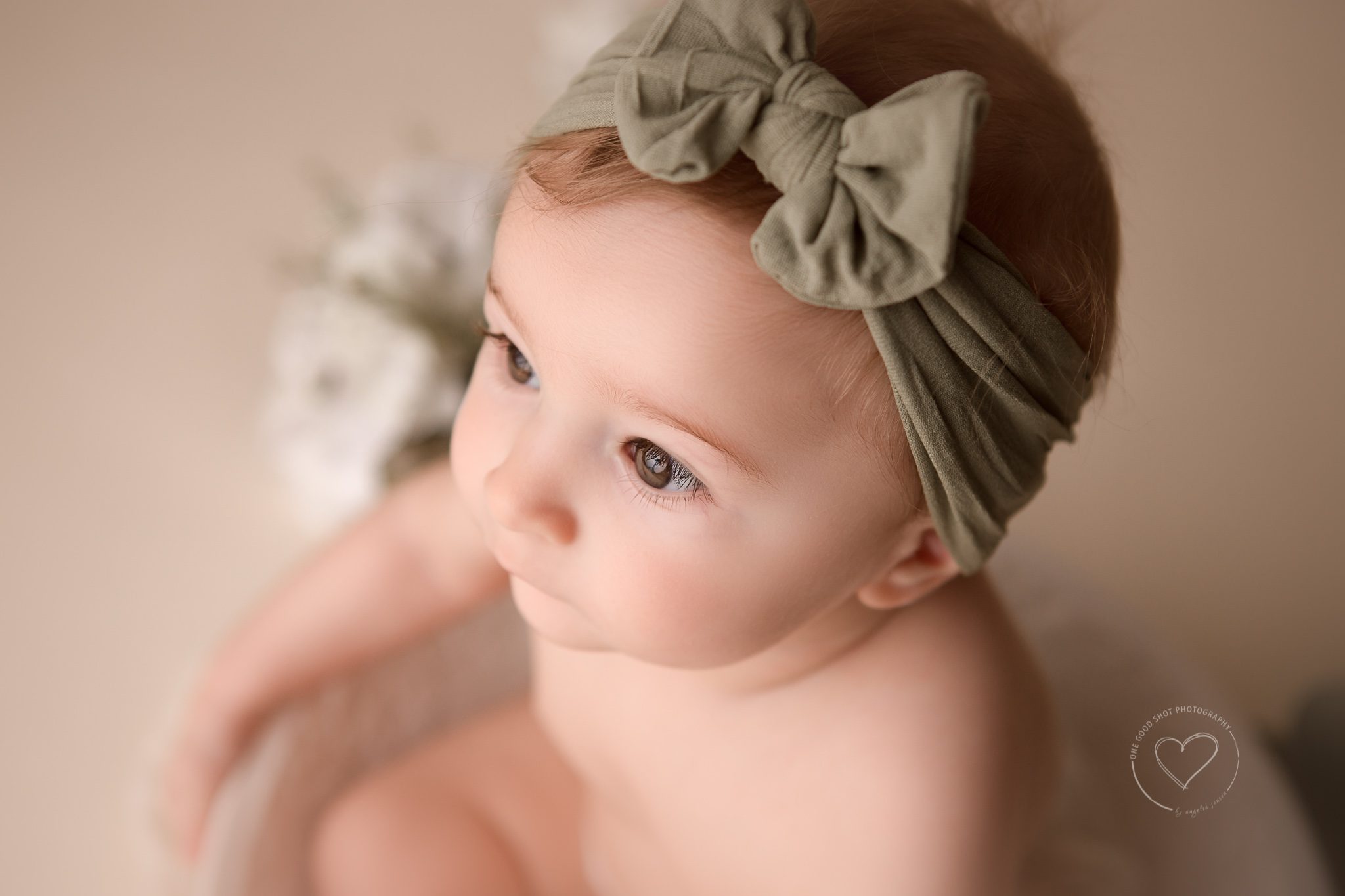 Baby Photographer, Baby Girl, 6 months old, Sitting, wearing green bow, gazing at light