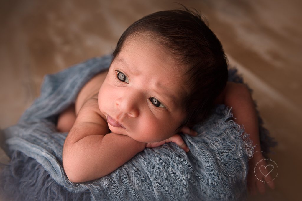 Newborn Photos, Baby Awake, Bucke pose, blue