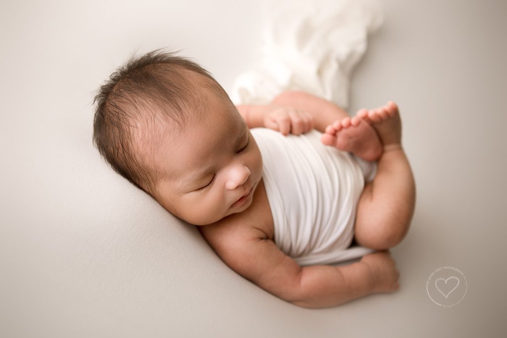 Fresno, Newborn photographer, huck Finn pose, white background, white wrap