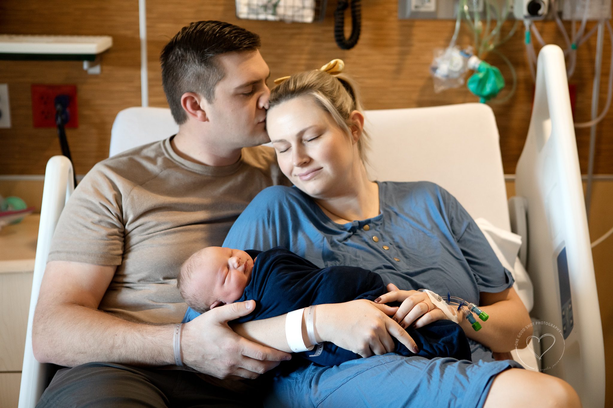Newborn Baby Fresh 48 Hospital Photos Fresno Clovis, Mom and dad snuggled in bed holding baby