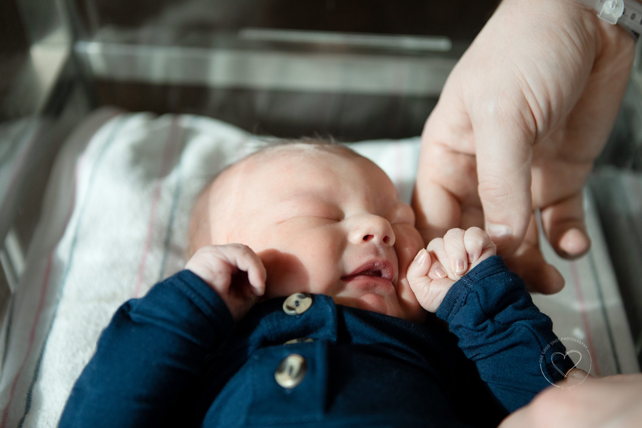 Newborn Baby Fresh 48 Hospital Photos Fresno Clovis, Baby holding dad's finger