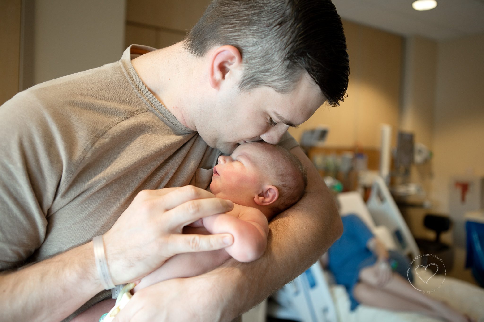 Newborn Baby Fresh 48 Hospital Photos Fresno Clovis, dad holding baby kissing his head