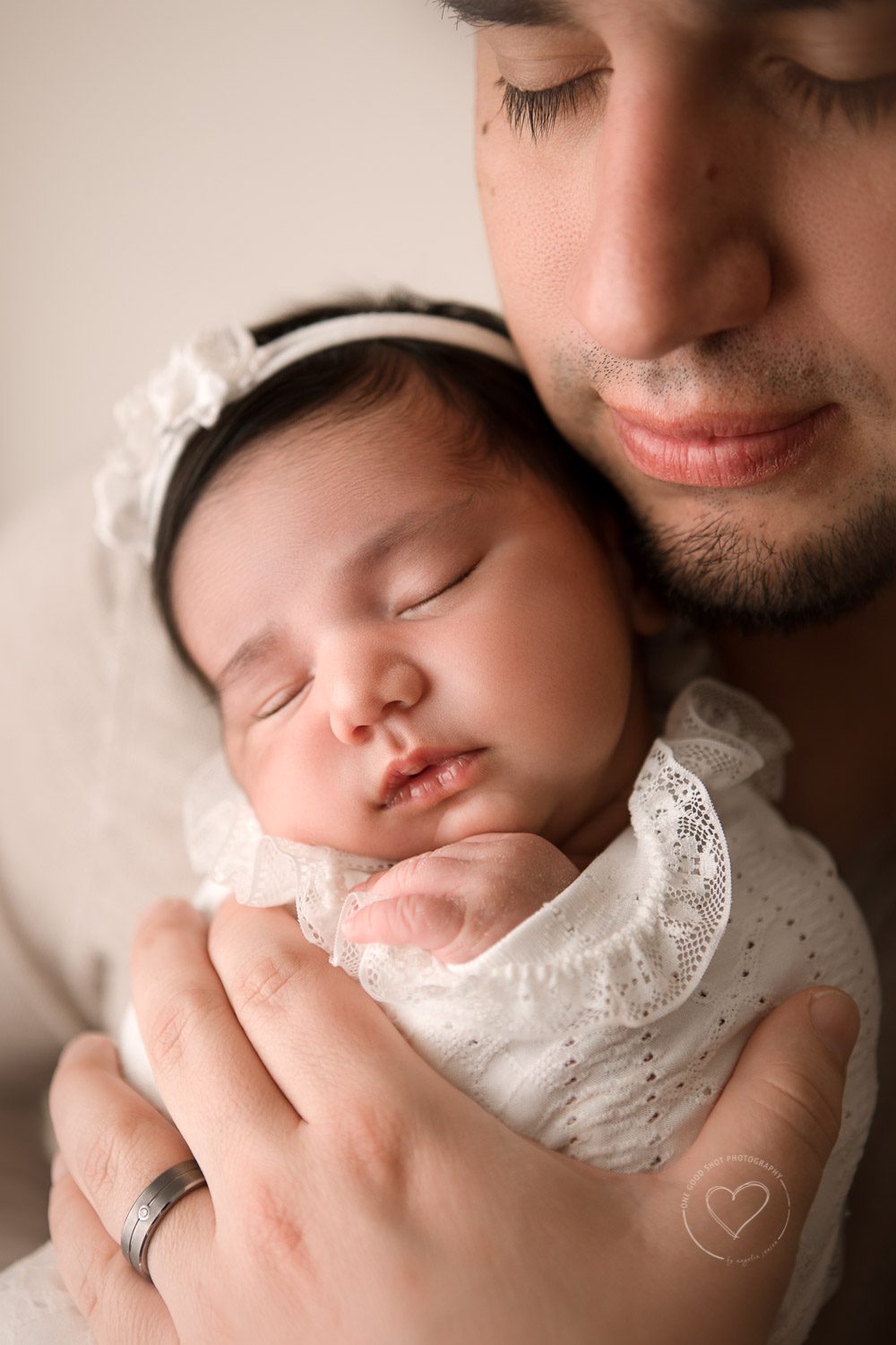 Newborn girl cheek to cheek with dad, closeupo, neutral, Freano Newborn photographer